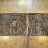 Tutto il resto � nuovo, a partire dall�imponente portale in bronzo istoriato presente nel pronao, realizzato nel 1977 dai maestri Umberto e Mario Colonna